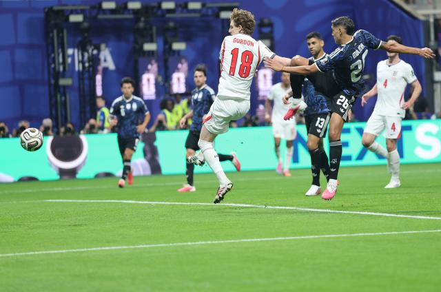 (260716) -- ATLANTA, July 16, 2026 (Xinhua) -- Anthony Gordon (front L) of England shoots and scores during the semifinal match between Argentina and England at the 2026 FIFA World Cup at Atlanta Stadium in Atlanta, the United States, July 15, 2026. (Xinhua/Cao Can)