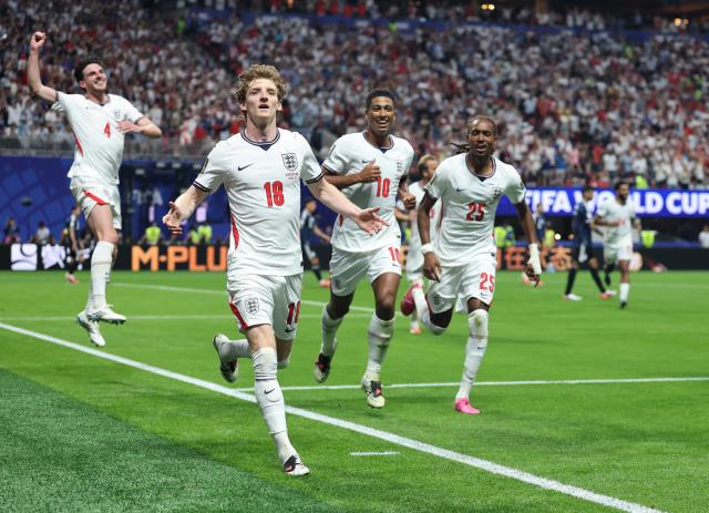 (260716) -- ATLANTA, July 16, 2026 (Xinhua) -- Anthony Gordon (2nd L) of England celebrates a goal during the semifinal match between Argentina and England at the 2026 FIFA World Cup at Atlanta Stadium in Atlanta, the United States, July 15, 2026. (Xinhua/Cao Can)