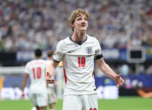 (260716) -- ATLANTA, July 16, 2026 (Xinhua) -- Anthony Gordon of England celebrates a goal during the semifinal match between Argentina and England at the 2026 FIFA World Cup at Atlanta Stadium in Atlanta, the United States, July 15, 2026. (Xinhua/Cao Can)