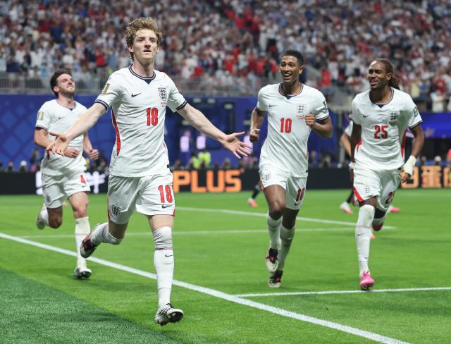 (260716) -- ATLANTA, July 16, 2026 (Xinhua) -- Anthony Gordon (2nd L) of England celebrates a goal during the semifinal match between Argentina and England at the 2026 FIFA World Cup at Atlanta Stadium in Atlanta, the United States, July 15, 2026. (Xinhua/Cao Can)