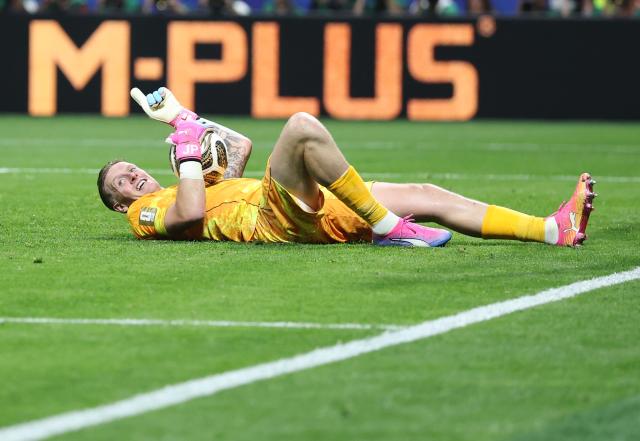 (260716) -- ATLANTA, July 16, 2026 (Xinhua) -- Goalkeeper Jordan Pickford of England makes a save during the semifinal match between Argentina and England at the 2026 FIFA World Cup at Atlanta Stadium in Atlanta, the United States, July 15, 2026. (Xinhua/Li Ming)
