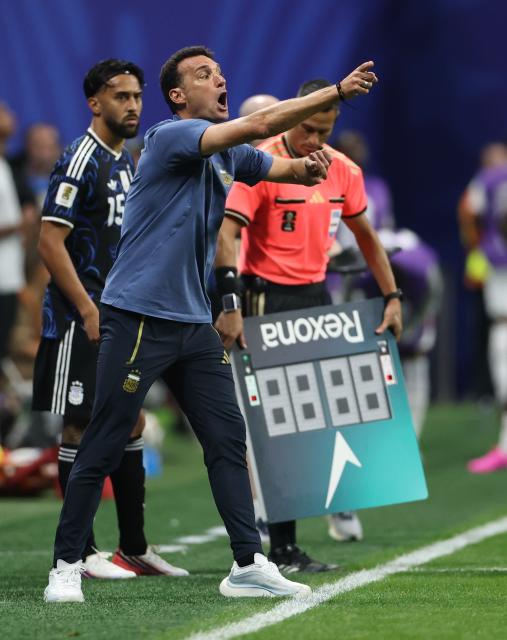 (260716) -- ATLANTA, July 16, 2026 (Xinhua) -- Lionel Scaloni, head coach of Argentina, gestures during the semifinal match between Argentina and England at the 2026 FIFA World Cup at Atlanta Stadium in Atlanta, the United States, July 15, 2026. (Xinhua/Li Ming)