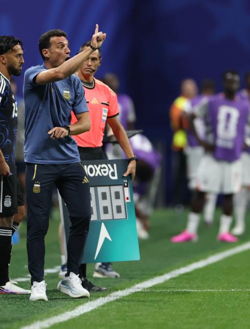 (260716) -- ATLANTA, July 16, 2026 (Xinhua) -- Lionel Scaloni, head coach of Argentina, gestures during the semifinal match between Argentina and England at the 2026 FIFA World Cup at Atlanta Stadium in Atlanta, the United States, July 15, 2026. (Xinhua/Li Ming)