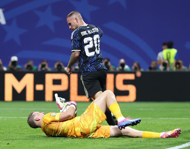 (260716) -- ATLANTA, July 16, 2026 (Xinhua) -- Goalkeeper Jordan Pickford (bottom) of England reacts with Alexis Mac Allister of Argentina as he makes a save during the semifinal match between Argentina and England at the 2026 FIFA World Cup at Atlanta Stadium in Atlanta, the United States, July 15, 2026. (Xinhua/Li Ming)