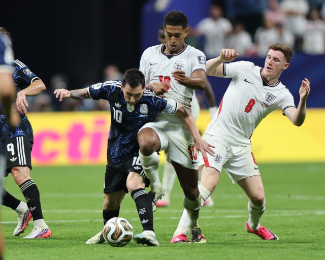 (260716) -- ATLANTA, July 16, 2026 (Xinhua) -- Lionel Messi (L) of Argentina vies with Jude Bellingham (C) of England during the semifinal match between Argentina and England at the 2026 FIFA World Cup at Atlanta Stadium in Atlanta, the United States, July 15, 2026. (Xinhua/Cao Can)