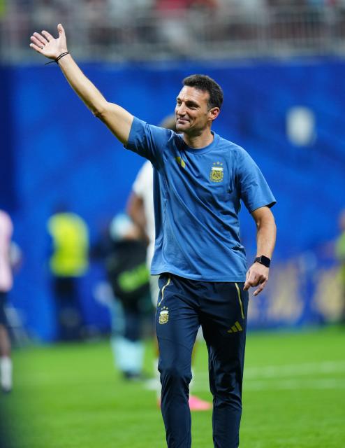 (260716) -- ATLANTA, July 16, 2026 (Xinhua) -- Lionel Scaloni, head coach of Argentina, greets spectators after the semifinal match between Argentina and England at the 2026 FIFA World Cup at Atlanta Stadium in Atlanta, the United States, July 15, 2026. (Xinhua/Jia Haocheng)