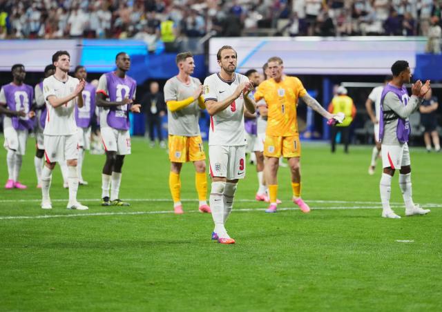 (260716) -- ATLANTA, July 16, 2026 (Xinhua) -- Harry Kane (front) of England greets spectators after the semifinal match between Argentina and England at the 2026 FIFA World Cup at Atlanta Stadium in Atlanta, the United States, July 15, 2026. (Xinhua/Xu Chang)