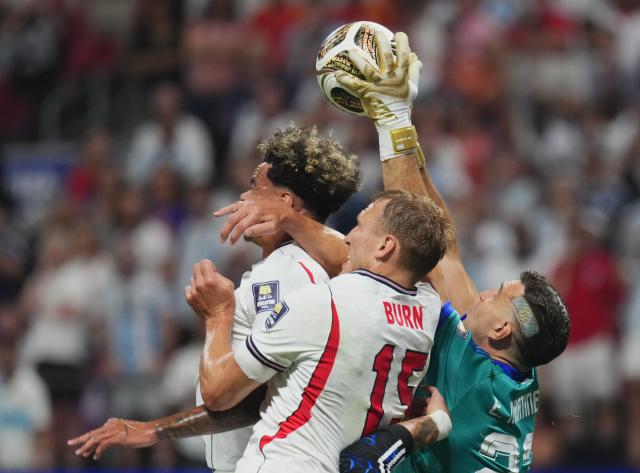 (260716) -- ATLANTA, July 16, 2026 (Xinhua) -- Goalkeeper Emiliano Martinez (R) of Argentina makes a save during the semifinal match between Argentina and England at the 2026 FIFA World Cup at Atlanta Stadium in Atlanta, the United States, July 15, 2026. (Xinhua/Xu Chang)