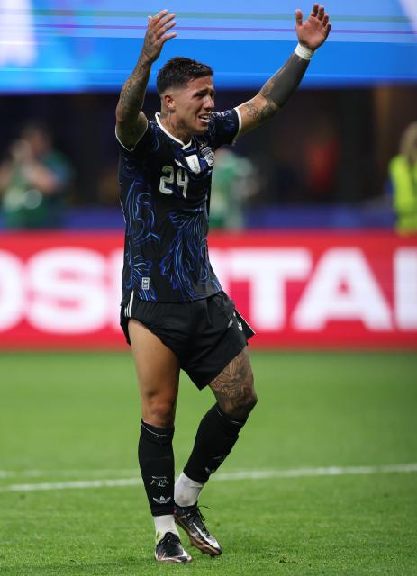 (260716) -- ATLANTA, July 16, 2026 (Xinhua) -- Enzo Fernandez of Argentina celebrates victory after the semifinal match between Argentina and England at the 2026 FIFA World Cup at Atlanta Stadium in Atlanta, the United States, July 15, 2026. (Xinhua/Li Ming)