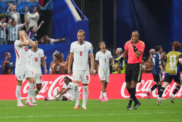(260716) -- ATLANTA, July 16, 2026 (Xinhua) -- Harry Kane (4th L) of England reacts after the semifinal match between Argentina and England at the 2026 FIFA World Cup at Atlanta Stadium in Atlanta, the United States, July 15, 2026. (Xinhua/Xu Chang)