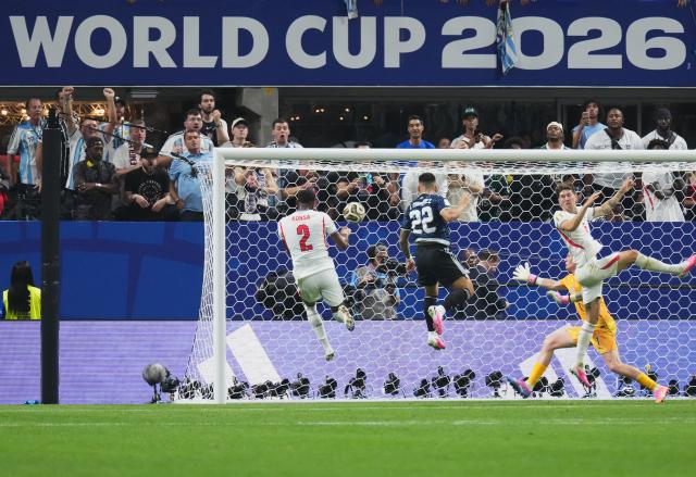 (260716) -- ATLANTA, July 16, 2026 (Xinhua) -- Lautaro Martinez (2nd L) of Argentina heads to score during the semifinal match between Argentina and England at the 2026 FIFA World Cup at Atlanta Stadium in Atlanta, the United States, July 15, 2026. (Xinhua/Xu Chang)