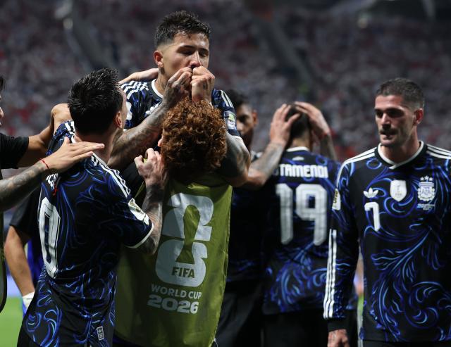 (260716) -- ATLANTA, July 16, 2026 (Xinhua) -- Enzo Fernandez (top) of Argentina celebrates a goal with teammates during the semifinal match between Argentina and England at the 2026 FIFA World Cup at Atlanta Stadium in Atlanta, the United States, July 15, 2026. (Xinhua/Li Ming)