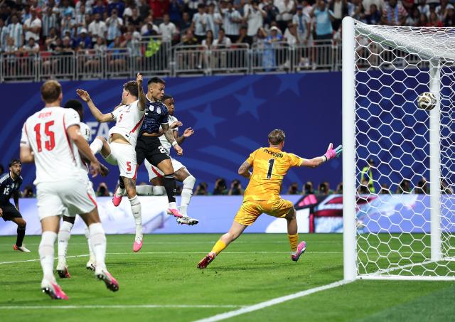 (260716) -- ATLANTA, July 16, 2026 (Xinhua) -- Lautaro Martinez (top C) of Argentina shoots and scores during the semifinal match between Argentina and England at the 2026 FIFA World Cup at Atlanta Stadium in Atlanta, the United States, July 15, 2026. (Xinhua/Li Ming)