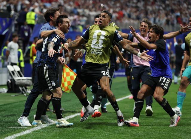(260716) -- ATLANTA, July 16, 2026 (Xinhua) -- Players of Argentina celebrate a goal during the semifinal match between Argentina and England at the 2026 FIFA World Cup at Atlanta Stadium in Atlanta, the United States, July 15, 2026. (Xinhua/Li Ming)