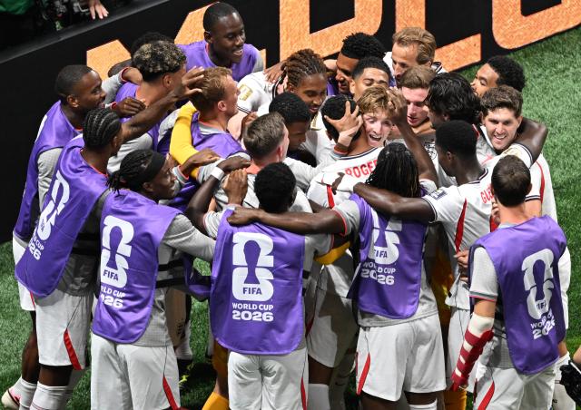 (260716) -- ATLANTA, July 16, 2026 (Xinhua) -- Players of England celebrate scoring during the semifinal match between Argentina and England at the 2026 FIFA World Cup at Atlanta Stadium in Atlanta, the United States, July 15, 2026. (Xinhua/Xiao Yijiu)