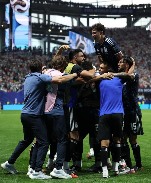 (260716) -- ATLANTA, July 16, 2026 (Xinhua) -- Players of Argentina celebrate a goal during the semifinal match between Argentina and England at the 2026 FIFA World Cup at Atlanta Stadium in Atlanta, the United States, July 15, 2026. (Xinhua/Li Ming)