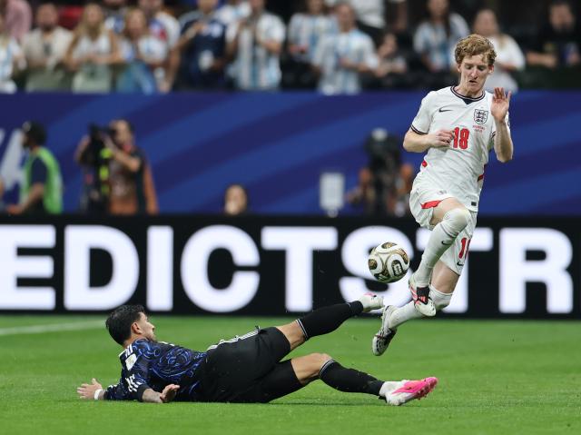 (260716) -- ATLANTA, July 16, 2026 (Xinhua) -- Anthony Gordon (R) of England vies for the ball during the semifinal match between Argentina and England at the 2026 FIFA World Cup at Atlanta Stadium in Atlanta, the United States, July 15, 2026. (Xinhua/Cao Can)
