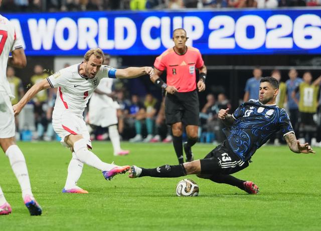 (260716) -- ATLANTA, July 16, 2026 (Xinhua) -- Harry Kane (L) of England shoots during the semifinal match between Argentina and England at the 2026 FIFA World Cup at Atlanta Stadium in Atlanta, the United States, July 15, 2026. (Xinhua/Xu Chang)