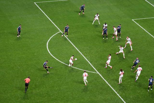 (260716) -- ATLANTA, July 16, 2026 (Xinhua) -- Enzo Fernandez (3rd L) of Argentina shoots to score during the semifinal match between Argentina and England at the 2026 FIFA World Cup at Atlanta Stadium in Atlanta, the United States, July 15, 2026. (Xinhua/Xiao Yijiu)