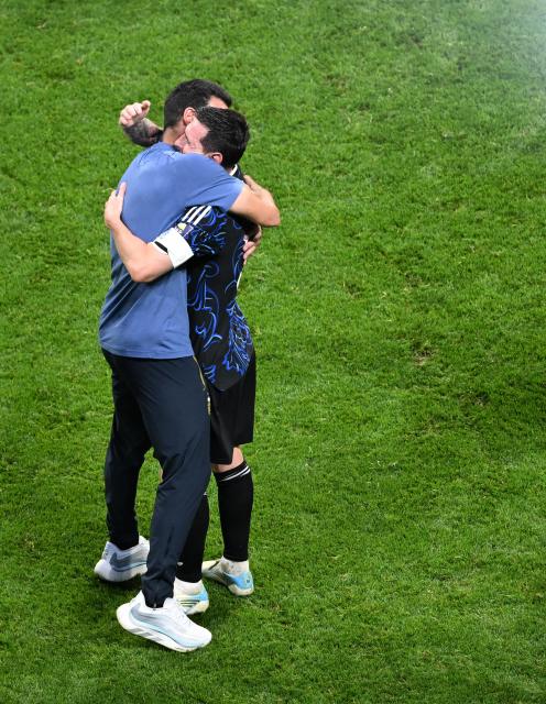 (260716) -- ATLANTA, July 16, 2026 (Xinhua) -- Lionel Messi (R) of Argentina hugs with Lionel Scaloni, head coach of Argentina after the semifinal match between Argentina and England at the 2026 FIFA World Cup at Atlanta Stadium in Atlanta, the United States, July 15, 2026. (Xinhua/Xiao Yijiu)
