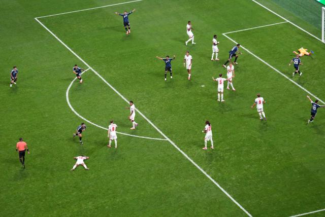 (260716) -- ATLANTA, July 16, 2026 (Xinhua) -- Enzo Fernandez (3rd L) of Argentina shoots to score during the semifinal match between Argentina and England at the 2026 FIFA World Cup at Atlanta Stadium in Atlanta, the United States, July 15, 2026. (Xinhua/Xiao Yijiu)