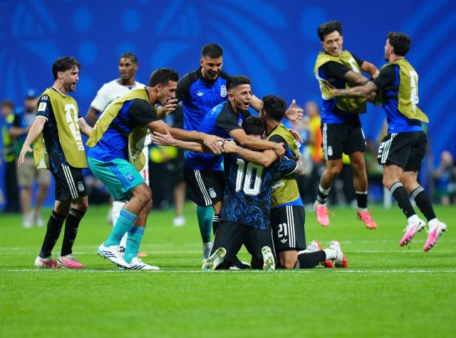 (260716) -- ATLANTA, July 16, 2026 (Xinhua) -- Players of Argentina celebrate victory after the semifinal match between Argentina and England at the 2026 FIFA World Cup at Atlanta Stadium in Atlanta, the United States, July 15, 2026. (Xinhua/Jia Haocheng)