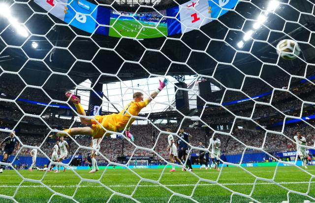 (260716) -- ATLANTA, July 16, 2026 (Xinhua) -- Goalkeeper Jordan Pickford (front) of England fails to save the ball during the semifinal match between Argentina and England at the 2026 FIFA World Cup at Atlanta Stadium in Atlanta, the United States, July 15, 2026. (Xinhua/Jia Haocheng)