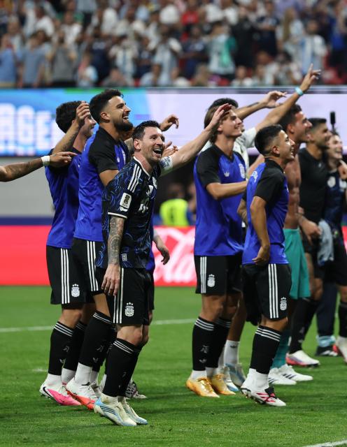 (260716) -- ATLANTA, July 16, 2026 (Xinhua) -- Lionel Messi (front) of Argentina greets spectators after the semifinal match between Argentina and England at the 2026 FIFA World Cup at Atlanta Stadium in Atlanta, the United States, July 15, 2026. (Xinhua/Li Ming)