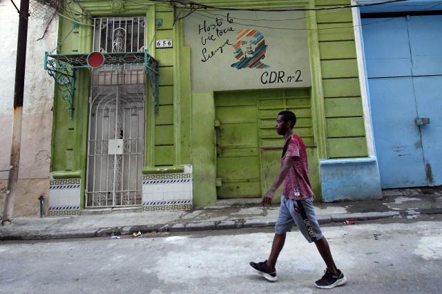 (260715) -- HAVANA, July 15, 2026 (Xinhua) -- A man walks past a wall painted with a portrait of Che Guevara during a nationwide blackout in Havana, capital of Cuba, July 14, 2026. Cuba was hit by a third nationwide blackout in a little over a week on Tuesday, the National Electric Union said. (Photo by Joaquin Hernandez/Xinhua)