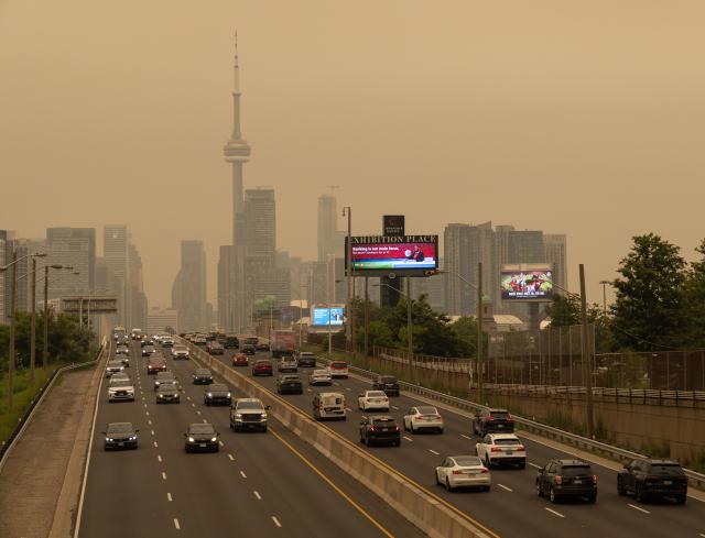 (260715) -- TORONTO, July 15, 2026 (Xinhua) -- Wildfire smoke from northwestern Ontario fills the sky in Toronto, Canada, on July 15, 2026. Wildfires sweeping across northwestern Ontario, Canada, in recent days have caused severe smog and a sharp deterioration in air quality in several regions, including Ottawa, the nation's capital, and Toronto, Canada's largest city. (Photo by Zou Zheng/Xinhua)