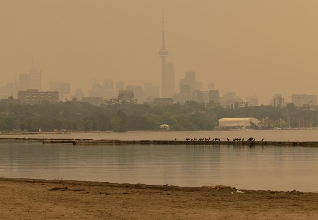 (260715) -- TORONTO, July 15, 2026 (Xinhua) -- Wildfire smoke from northwestern Ontario fills the sky in Toronto, Canada, on July 15, 2026. Wildfires sweeping across northwestern Ontario, Canada, in recent days have caused severe smog and a sharp deterioration in air quality in several regions, including Ottawa, the nation's capital, and Toronto, Canada's largest city. (Photo by Zou Zheng/Xinhua)
