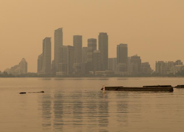 (260715) -- TORONTO, July 15, 2026 (Xinhua) -- Wildfire smoke from northwestern Ontario fills the sky in Toronto, Canada, on July 15, 2026. Wildfires sweeping across northwestern Ontario, Canada, in recent days have caused severe smog and a sharp deterioration in air quality in several regions, including Ottawa, the nation's capital, and Toronto, Canada's largest city. (Photo by Zou Zheng/Xinhua)