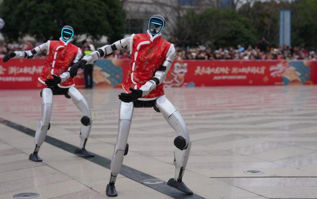 (260718) -- HANGZHOU, July 18, 2026 (Xinhua) -- This photo taken on Feb. 28, 2026 shows humanoid robots of Unitree Robotics dancing at a square in Tonglu County, east China's Zhejiang Province. (Xinhua/Huang Zongzhi)