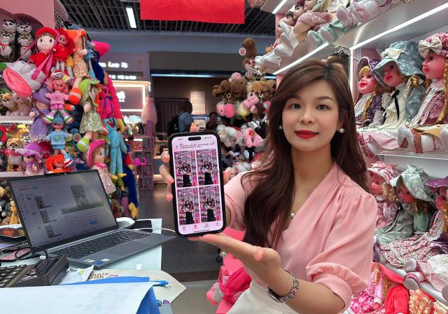 (260718) -- HANGZHOU, July 18, 2026 (Xinhua) -- Sun Lijuan displays product-selling videos in different language versions inside her shop at the Yiwu International Trade Mart in Yiwu, east China's Zhejiang Province, May 21, 2025. (Photo by Tang Yanqing/Xinhua)
