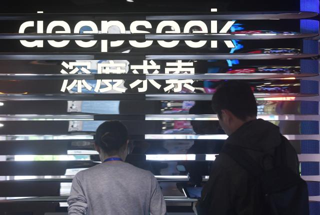 (260718) -- HANGZHOU, July 18, 2026 (Xinhua) -- People learn about AI model DeepSeek at a fair themed on AI technologies in Hangzhou, east China's Zhejiang Province, May 4, 2025. (Photo by Long Wei/Xinhua)