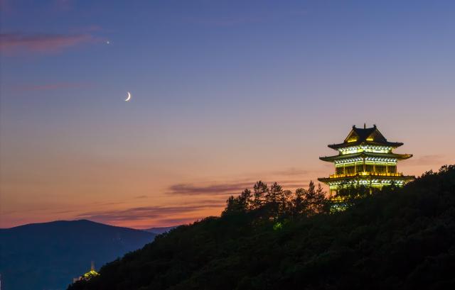 (260718) -- HARBIN, July 18, 2026 (Xinhua) -- A drone photo taken on July 17, 2026 shows the moon and Venus in Shuangyashan City, northeast China's Heilongjiang Province. (Photo by Han Yang/Xinhua)
