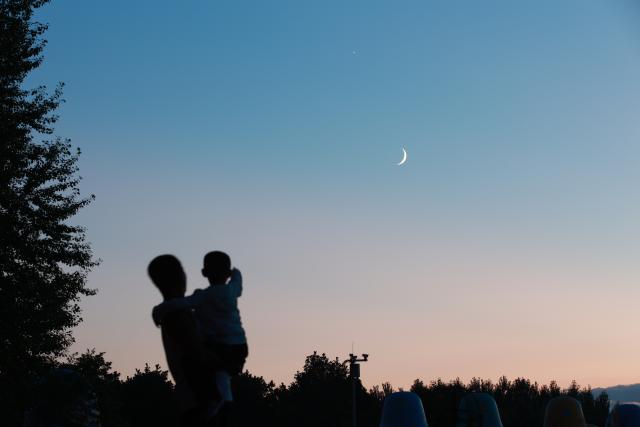 (260718) -- HARBIN, July 18, 2026 (Xinhua) -- This photo taken on July 17, 2026 shows the moon and Venus in Tongjiang City, northeast China's Heilongjiang Province. (Photo by Chen Zhiguo/Xinhua)