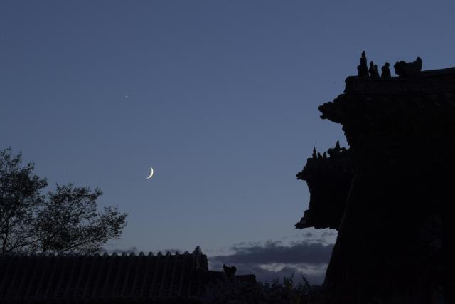(260718) -- HARBIN, July 18, 2026 (Xinhua) -- This photo taken on July 17, 2026 shows the moon and Venus in Qiqihar City, northeast China's Heilongjiang Province. (Photo by Wang Yonggang/Xinhua)