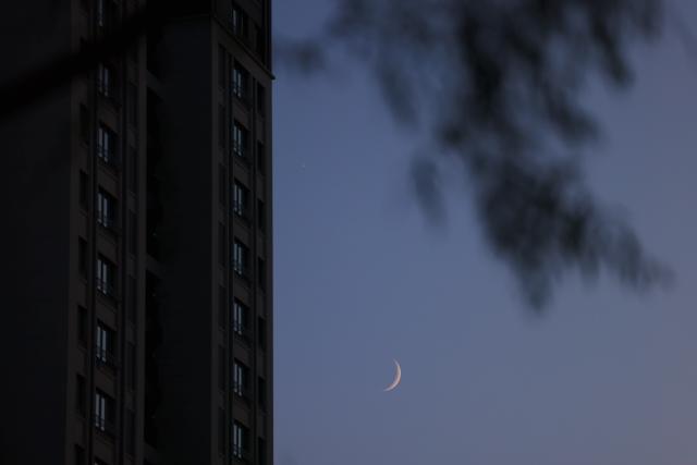 (260718) -- HARBIN, July 18, 2026 (Xinhua) -- This photo taken on July 17, 2026 shows the moon and Venus in Harbin, northeast China's Heilongjiang Province. (Photo by Qian Boyu/Xinhua)