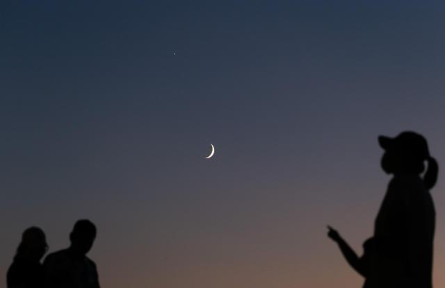 (260718) -- HARBIN, July 18, 2026 (Xinhua) -- This photo taken on July 17, 2026 shows the moon and Venus in Fujin City, northeast China's Heilongjiang Province. (Photo by Qu Yubao/Xinhua)