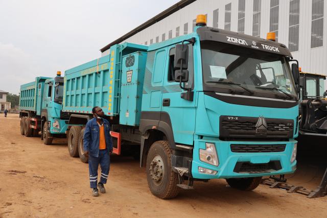 (260718) -- TEMA, July 18, 2026 (Xinhua) -- This photo taken on July 16, 2026 shows the HOWO V7X dump trucks in front of the showroom of Zonda Tec Ghana Limited in Tema, Ghana. Zonda Tec Ghana Limited, a Chinese-owned automobile assembly and distribution company, on Thursday unveiled a range of electric vehicle (EV) dump trucks to the Ghanaian market to support the country's sustainability agenda. 
TO GO WITH "Chinese automobile company launches EV dump trucks in Ghana" (Photo by Seth/Xinhua)