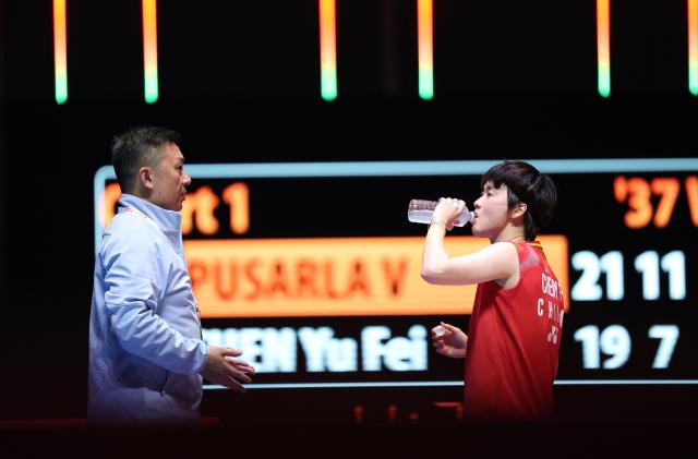 (260718) -- TOKYO, July 18, 2026 (Xinhua) -- Chen Yufei (R) listens to her coach during the women's singles semifinal match between Chen Yufei of China and Pusarla V. Sindhu of India at the Japan Badminton Open 2026 in Tokyo, Japan, July 18, 2026.
   Chen retired from the match due to injury. (Xinhua/Yue Chenxing)