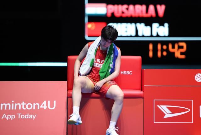 (260718) -- TOKYO, July 18, 2026 (Xinhua) -- Chen Yufei checks her thigh after the women's singles semifinal match between Chen Yufei of China and Pusarla V. Sindhu of India at the Japan Badminton Open 2026 in Tokyo, Japan, July 18, 2026.
   Chen retired from the match due to injury. (Xinhua/Yue Chenxing)