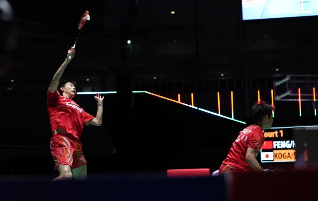 (260718) -- TOKYO, July 18, 2026 (Xinhua) -- Feng Yanzhe (L)/Huang Dongping compete during the mixed doubles semifinal match between Feng Yanzhe/Huang Dongping of China and Koga Akira/Saito Natsu of Japan at the Japan Badminton Open 2026 in Tokyo, Japan, July 18, 2026. (Xinhua/Yue Chenxing)
