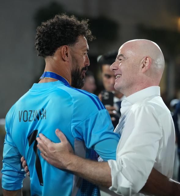 (260718) -- NEW YORK, July 18, 2026 (Xinhua) -- FIFA President Gianni Infantino (R) communicates with Cabo Verde's goalkeeper Vozinha after a FIFA Legends Cup match held ahead of the final match between Argentina and Spain at the 2026 FIFA World Cup at Rockefeller Center in New York, the United States, July 17, 2026. (Xinhua/Huang Zongzhi)