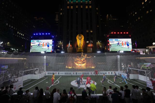 (260718) -- NEW YORK, July 18, 2026 (Xinhua) -- This photo taken on July 17, 2026 shows a view of a FIFA Legends Cup match held ahead of the final match between Argentina and Spain at the 2026 FIFA World Cup at Rockefeller Center in New York, the United States. (Xinhua/Huang Zongzhi)