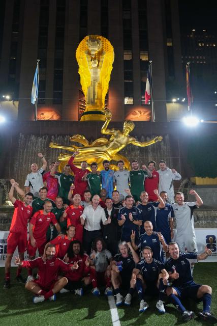 (260718) -- NEW YORK, July 18, 2026 (Xinhua) -- FIFA President Gianni Infantino poses for a group photo with players at the awarding ceremony of a FIFA Legends Cup match held ahead of the final match between Argentina and Spain at the 2026 FIFA World Cup at Rockefeller Center in New York, the United States, July 17, 2026. (Xinhua/Huang Zongzhi)
