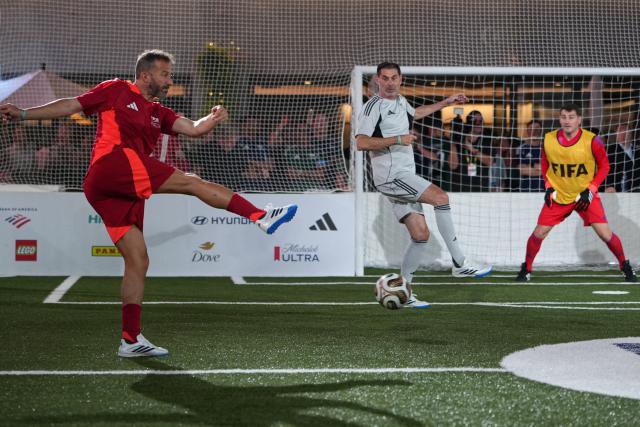 (260718) -- NEW YORK, July 18, 2026 (Xinhua) -- Former football player of Italy Alessandro del Piero (1st L) shoots to score during a FIFA Legends Cup match held ahead of the final match between Argentina and Spain at the 2026 FIFA World Cup at Rockefeller Center in New York, the United States, July 17, 2026. (Xinhua/Huang Zongzhi)