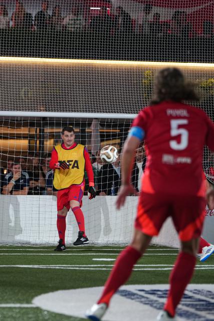 (260718) -- NEW YORK, July 18, 2026 (Xinhua) -- Former goalkeeper of Spain Iker Casillas (L) competes during a FIFA Legends Cup match held ahead of the final match between Argentina and Spain at the 2026 FIFA World Cup at Rockefeller Center in New York, the United States, July 17, 2026. (Xinhua/Huang Zongzhi)