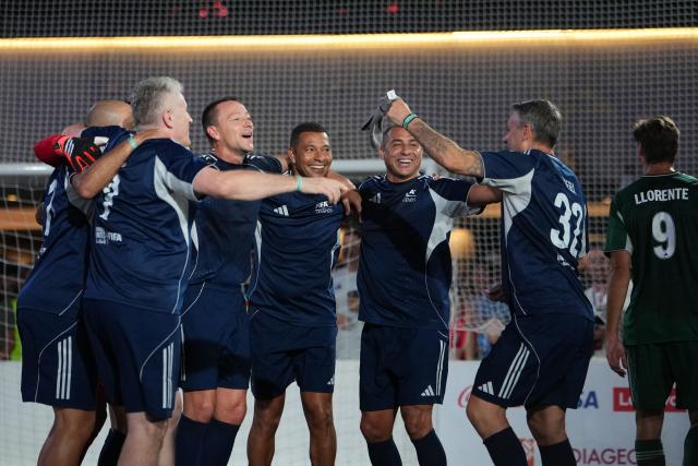 (260718) -- NEW YORK, July 18, 2026 (Xinhua) -- Former football player of Italy Christian Vieri (2nd R), former football player of France David Trezeguet (3rd R), former football player of England John Terry (3rd L) and former football player of Croatia Davor Suker (2nd L) celebrate after winning a FIFA Legends Cup match held ahead of the final match between Argentina and Spain at the 2026 FIFA World Cup at Rockefeller Center in New York, the United States, July 17, 2026. (Xinhua/Huang Zongzhi)